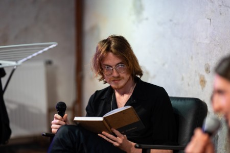 HYB4 Čítárna: Ahoj my už se přece dávno známe ty jsi taky člověk | uvedení sbírky Anny Řezníčkové