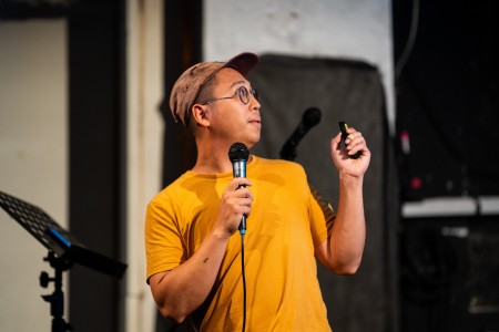 HYB4 Čítárna: Reporter Slam RefuFest