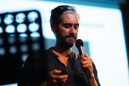 HYB4 Čítárna: Reporter Slam RefuFest