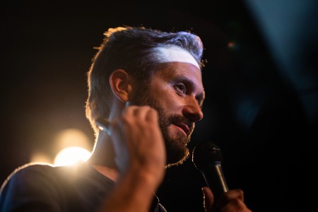 HYB4 Čítárna: Reporter Slam RefuFest