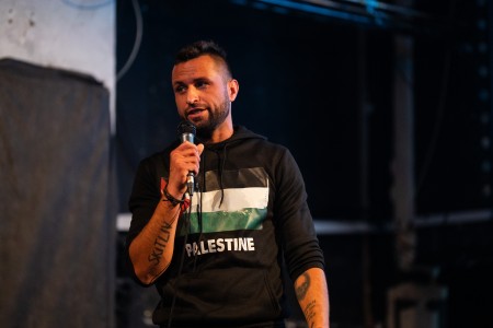 HYB4 Čítárna: Reporter Slam RefuFest