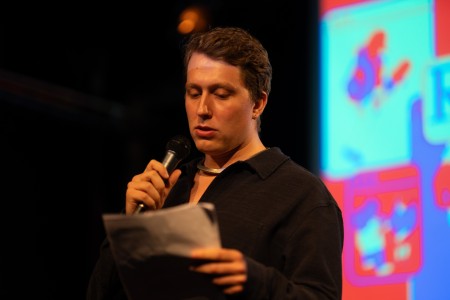 HYB4 Čítárna: Reporter Slam RefuFest