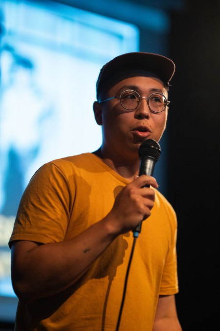 HYB4 Čítárna: Reporter Slam RefuFest