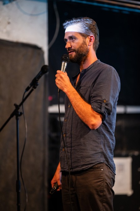 HYB4 Čítárna: Reporter Slam RefuFest