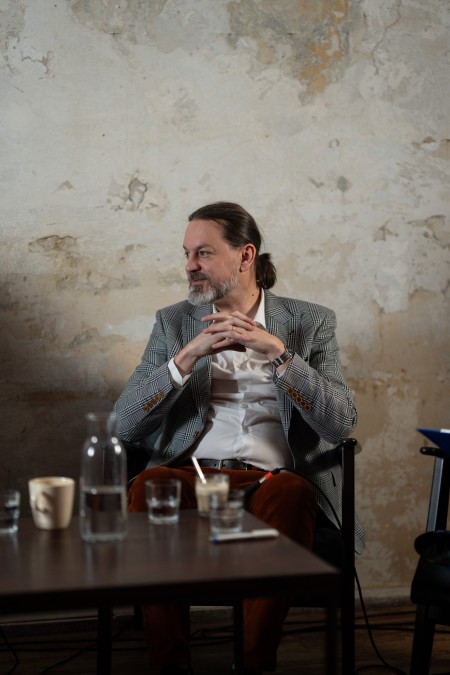 HYB4 Čítárna: Kde prochází hranice mezi autorstvím a algoritmem?