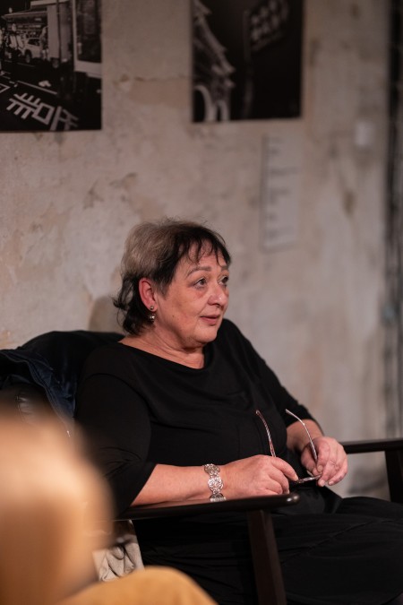 HYB4 Čítárna: Mezi integrací a iluzí: místo romské literatury v Česku