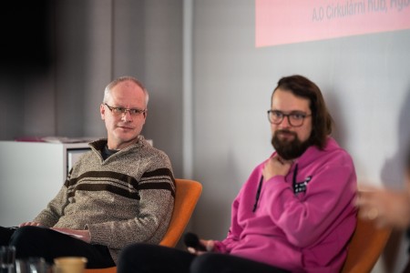 HYB4 Čítárna: Slovo se pak mění v boha, který je rostlinou Nad ekopoetikou a překladem