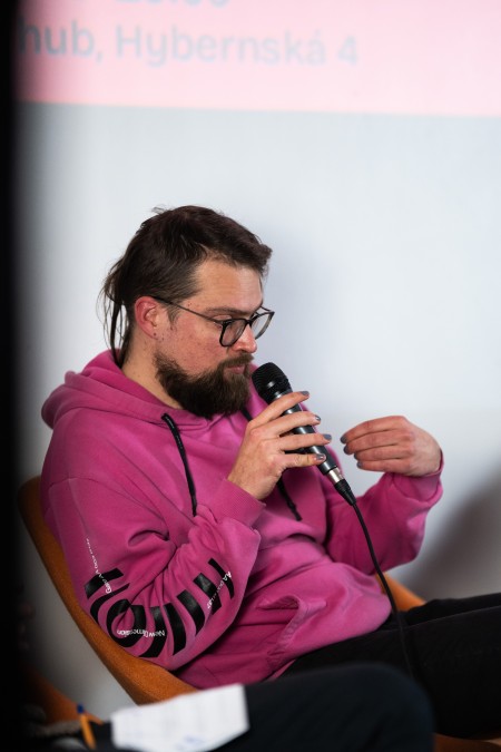 HYB4 Čítárna: Slovo se pak mění v boha, který je rostlinou Nad ekopoetikou a překladem