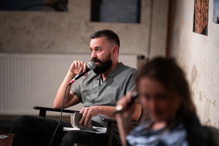 HYB4 Čítárna: doma kosti šťávy chemie | básnictvo