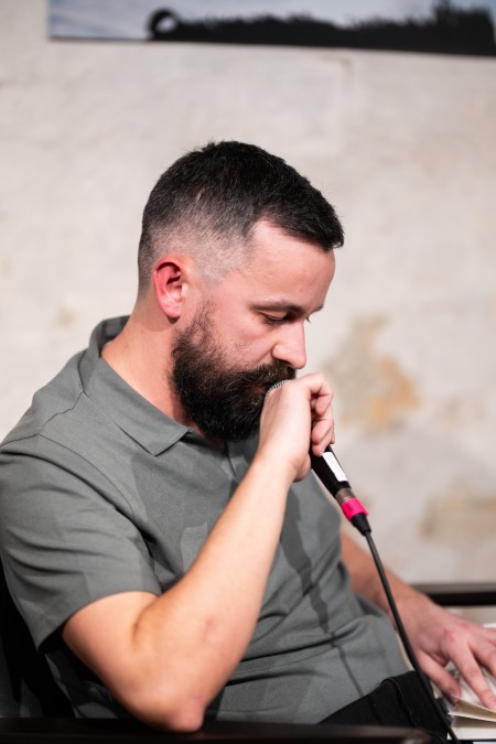 HYB4 Čítárna: doma kosti šťávy chemie | básnictvo