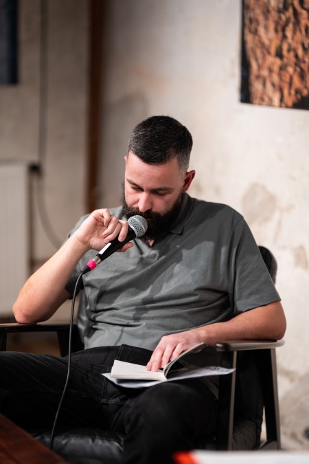 HYB4 Čítárna: doma kosti šťávy chemie | básnictvo